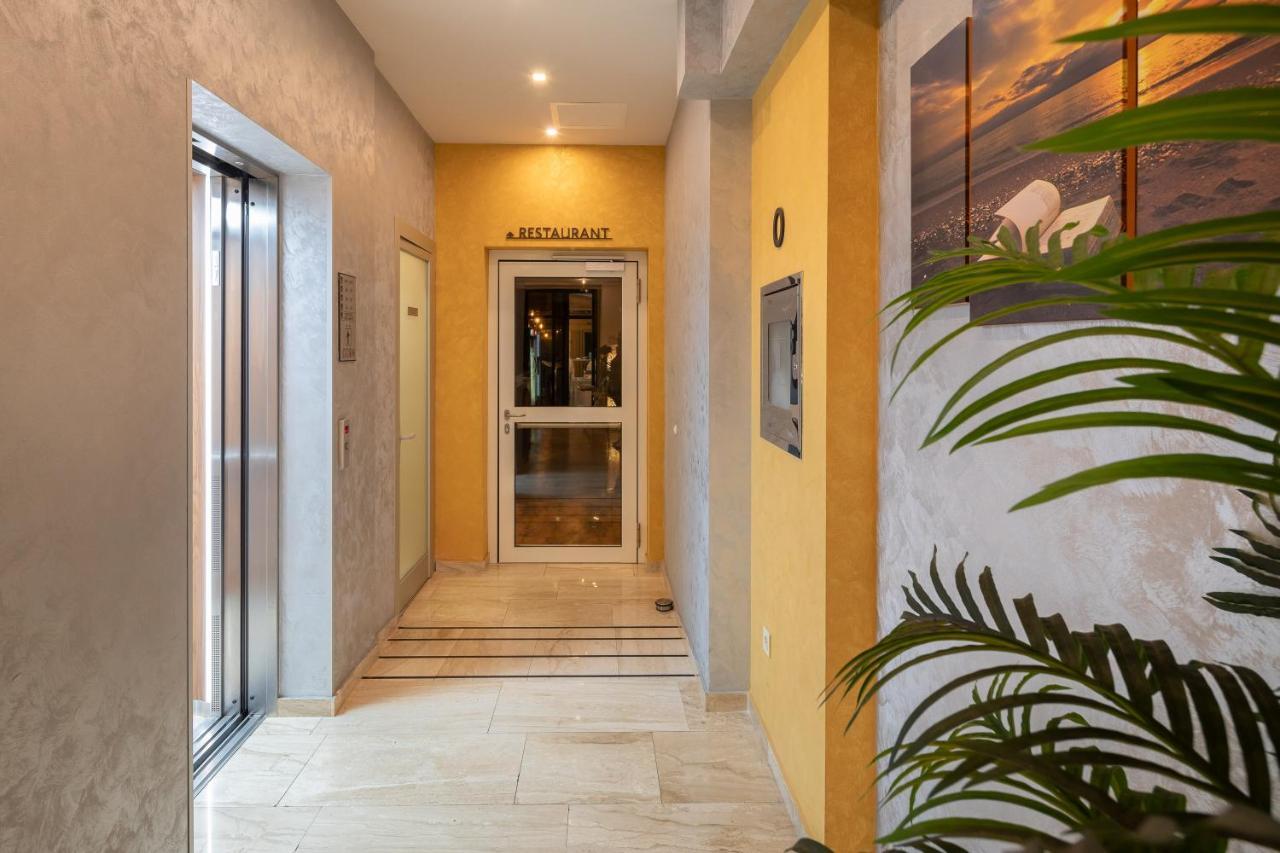Hotel Central Beach 9 Makarska Bagian luar foto